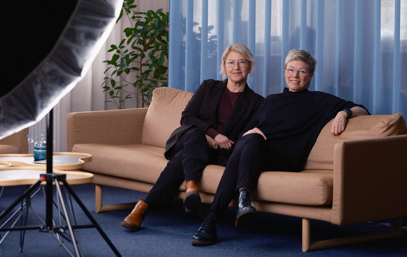 Helena Norman & Gabriella Hahr Werkmäster på en soffa - Kriskommunikation