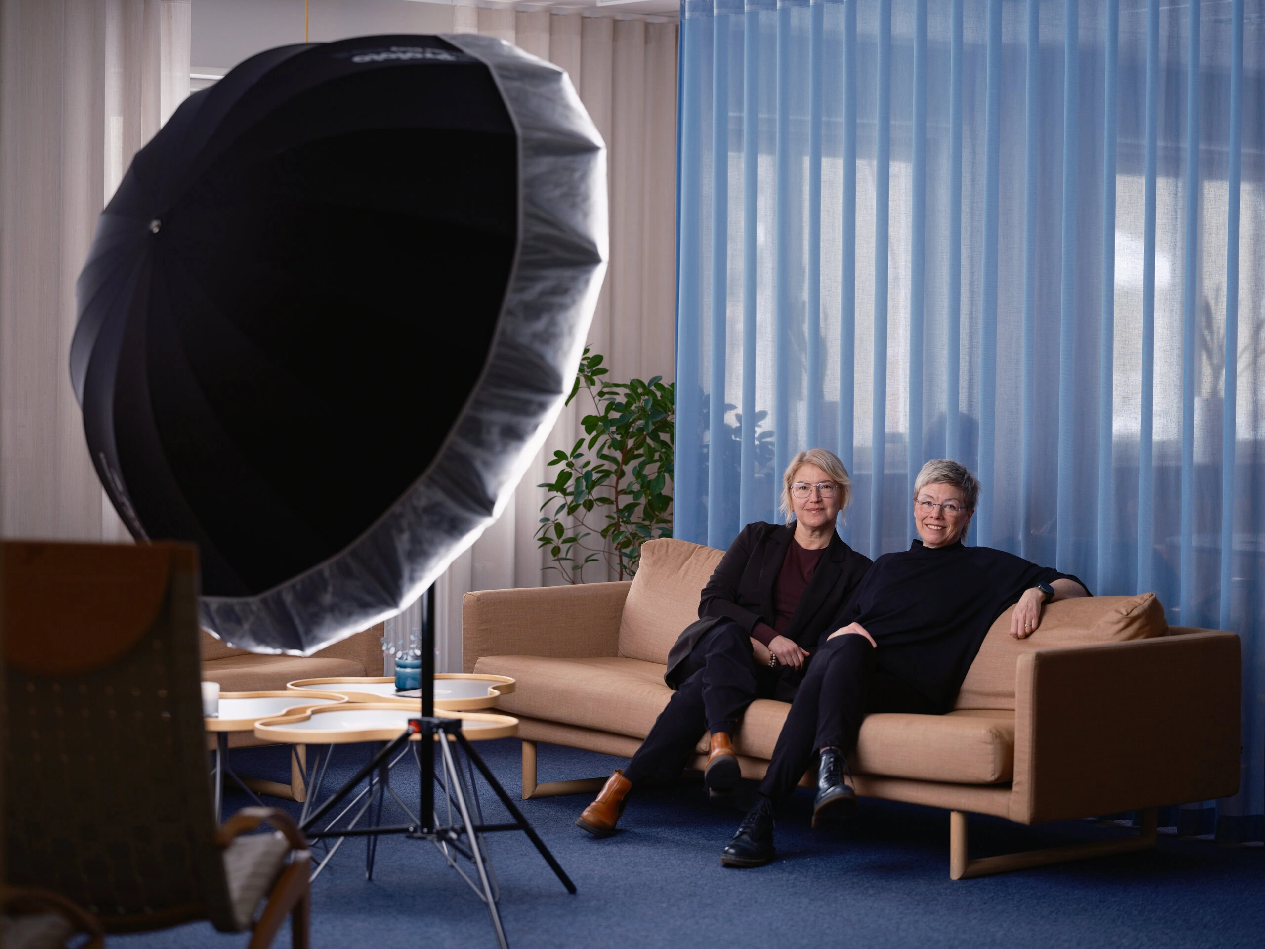 Helena Norman & Gabriella Hahr Werkmäster på en soffa - Kriskommunikation