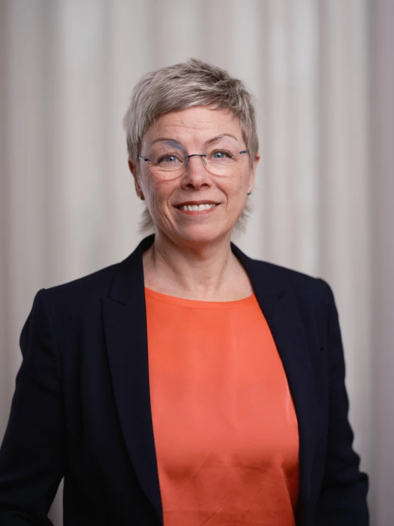 Foto av Gabriella Hahr Werkmäster i röd tröja