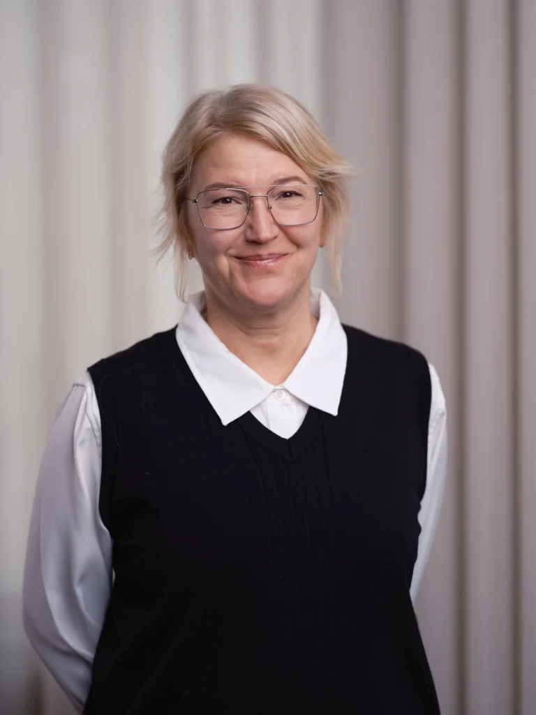 Foto av Helena Norman i svart-vit tröja
